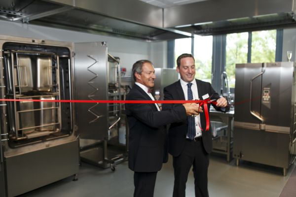 „In den neuen Showroom und Training Center für Zentraleuropa steht den Kunden das gesamte Maschinenportfolio zur Verfügung“, sagt Hannes Braun (r.), Leiter der Niederlassung, im Rahmen der Eröffnungsfeierlichkeiten. Zusammen mit Geschäftsführer Peter Schön schnitt er das Band durch. Foto: Granuldisk